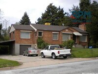 Building Photo - Perfect 2-Bedroom 1 block from Weber State - Spacious layout with the Yard