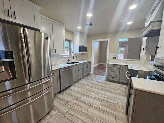 Building Photo - 2309 NE Turtle Creek Dr