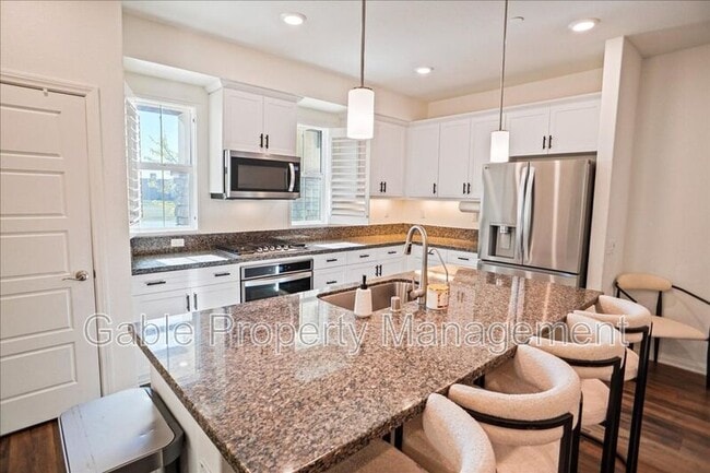 Building Photo - 27605 Sawtooth Ln