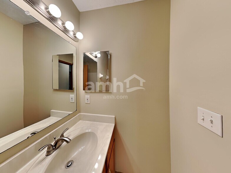 Building Photo - 2275 Chadsterz Dr