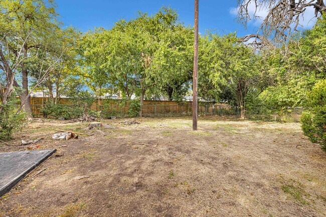 Building Photo - 6012-6014 Evers Rd