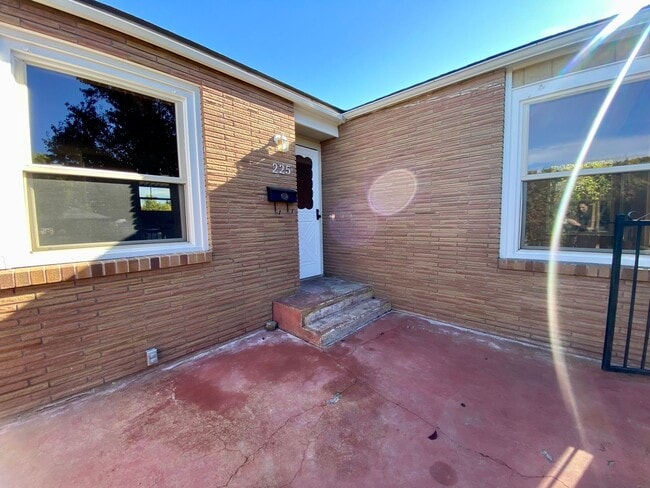 Building Photo - Darling Home in Historic Yakima Neighborhood