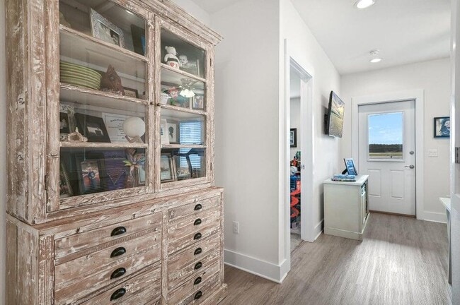 Building Photo - 995 Airport Rd