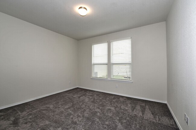 Building Photo - Gorgeous one story home  |  3 bedrooms  |  2 bathrooms  |  Covered Patio  |  2 car garage  |  Dav...