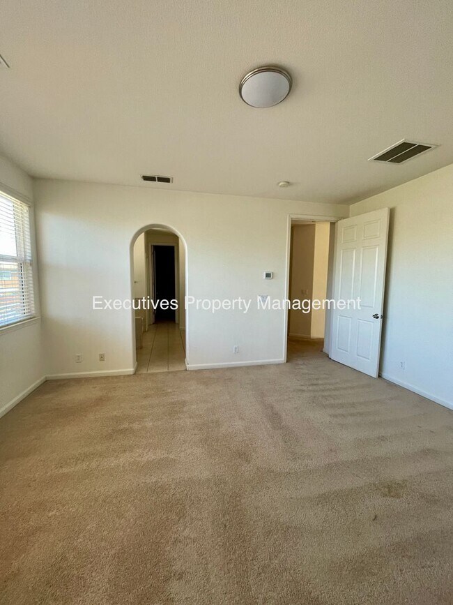Building Photo - 733 Round Hill Dr