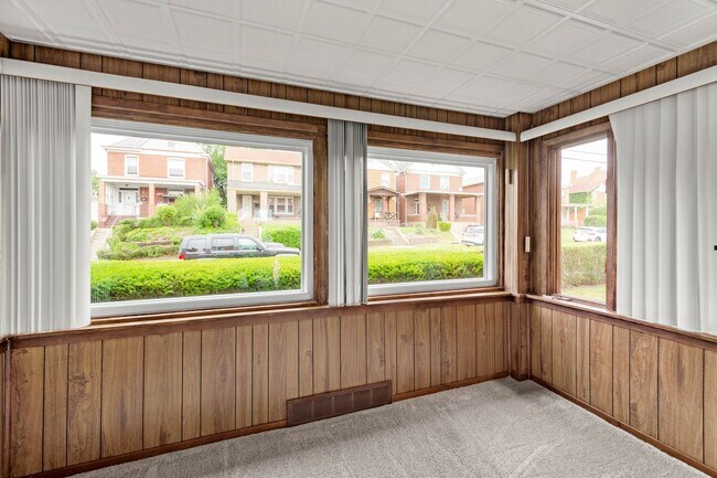 Building Photo - AVAILABLE AUGUST 1ST!! BEAUTIFUL 3 BEDROOM...