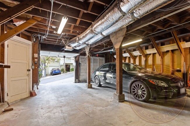 Building Photo - Collingwood Street - 450-452