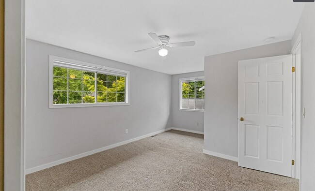 Building Photo - Kent East hill Condo townhome in Village at Single Creek - 3 bedroom 2.5 bath and 2 car garage. A...