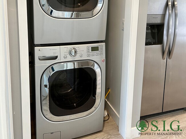 Building Photo - 11516 Kelowna St