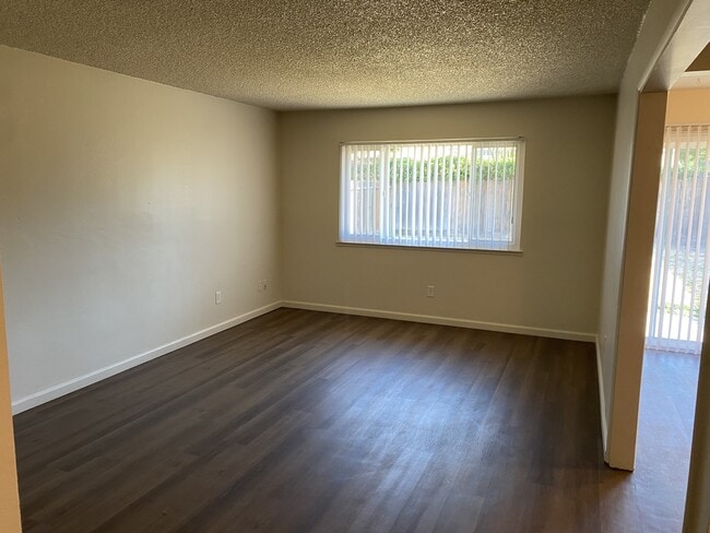 Building Photo - 1605 E Rumble Rd