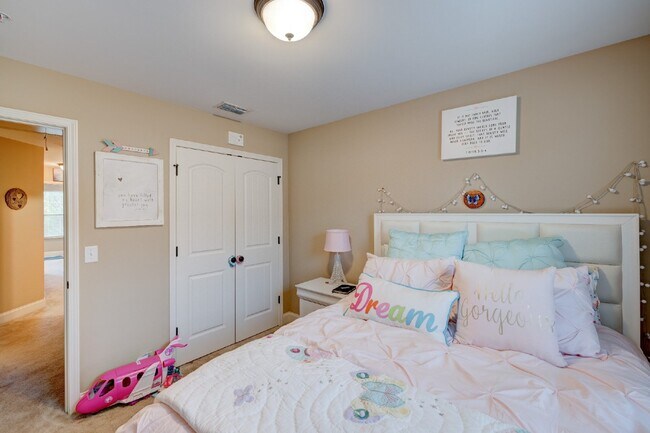 Building Photo - Hendersonville Townhome with Garage, Fireplace & Walk-In Closet