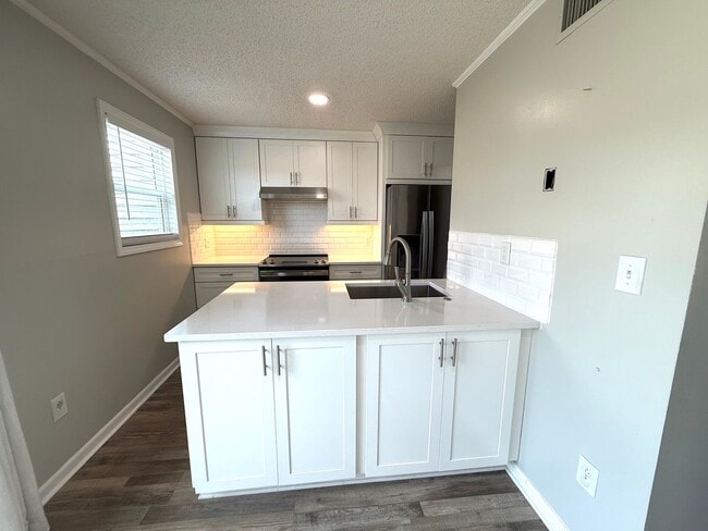 Building Photo - COMPLETELY RENOVATED TOWNHOUSE