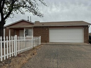 Building Photo - 556 Apache Loop SW