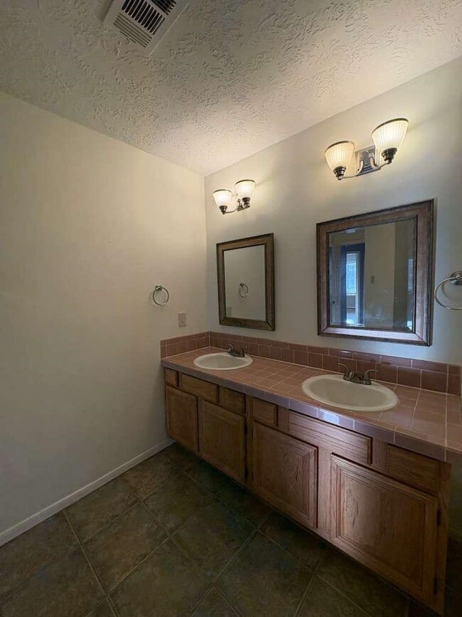 Building Photo - 16119 Lakestone Dr