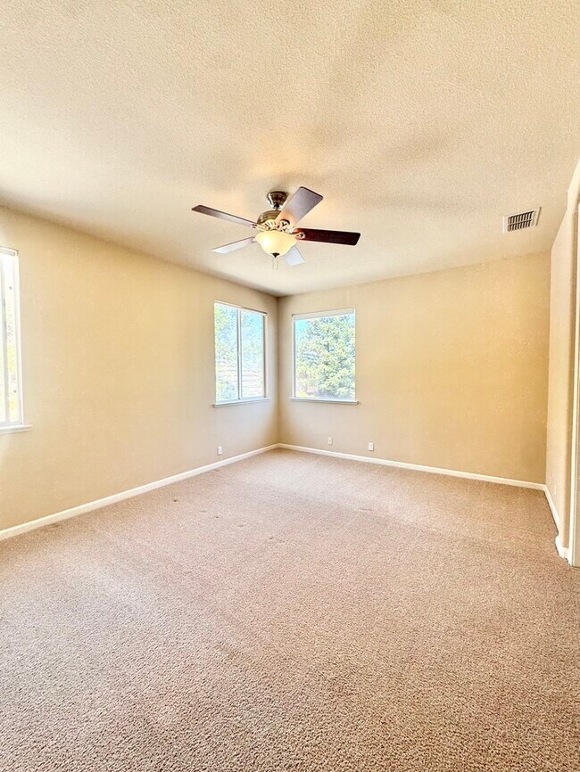 Building Photo - Beautiful large 4 bedroom home in rocklin!