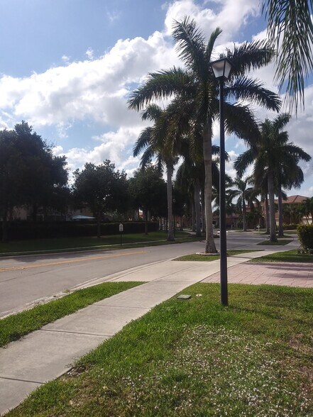 Neighborhood view - 4015 Banyan Trails Dr