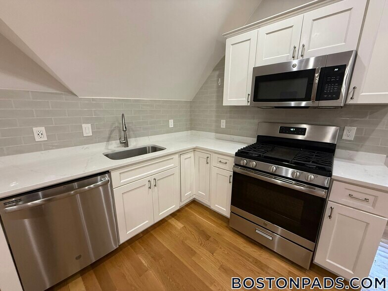 Building Photo - 62 Gordon St