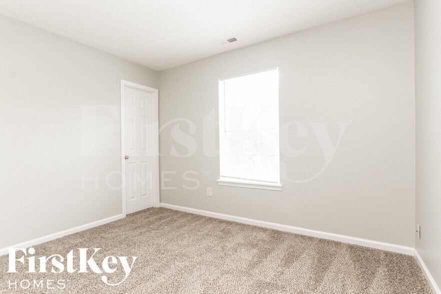 Building Photo - 10431 Wintergreen Way