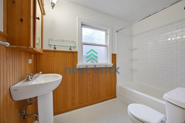 Building Photo - A classic vintage house ready to rent