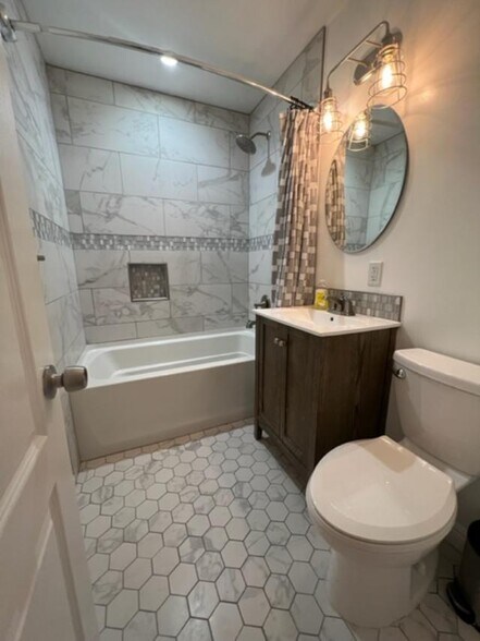 Guest Bath - 2411 Prospect Ave