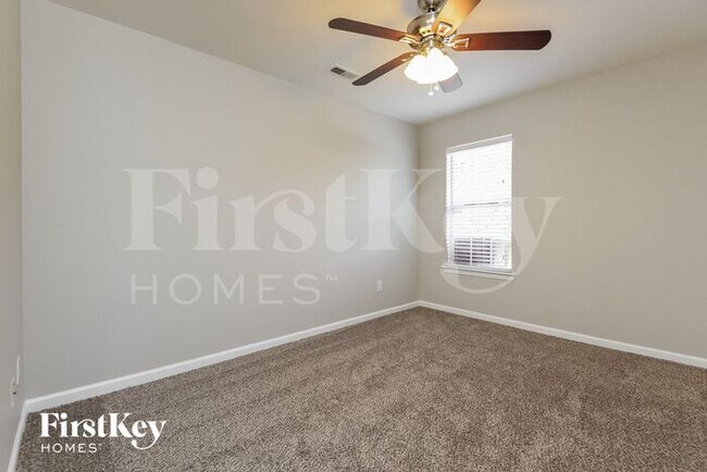 Building Photo - 261 St John Dr