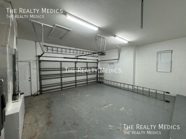 Building Photo - 2521 Roat Dr