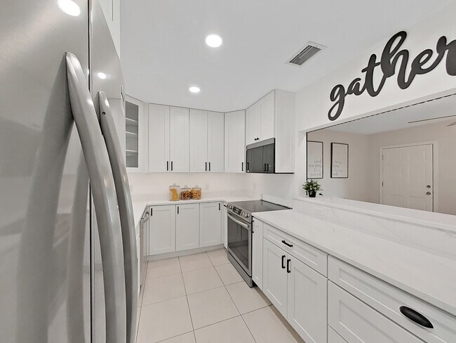 Building Photo - 4610 W Bay Villa Ave