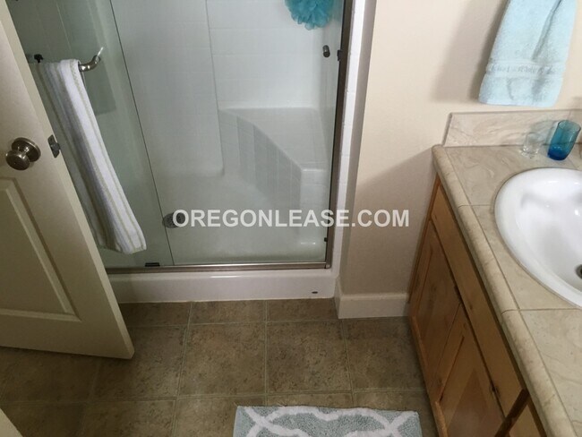 Building Photo - 3 bed 2.5 bath townhome in North Eugene