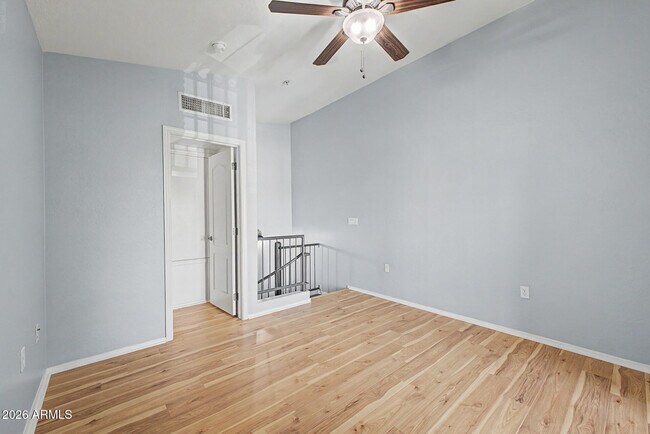 Building Photo - 2233 E Huntington Dr