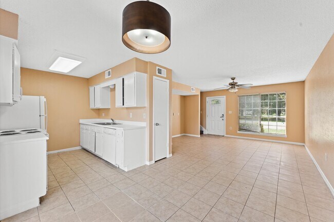 Building Photo - 1606 Eagle Lake Rd