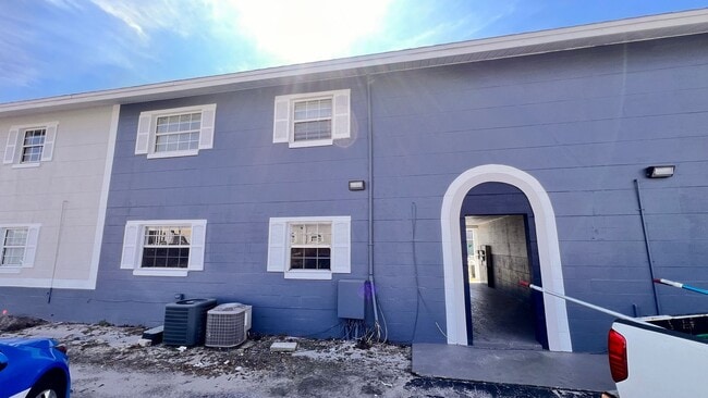Building Photo - Fresh Paint, New Floors, 2/1 Available NOW