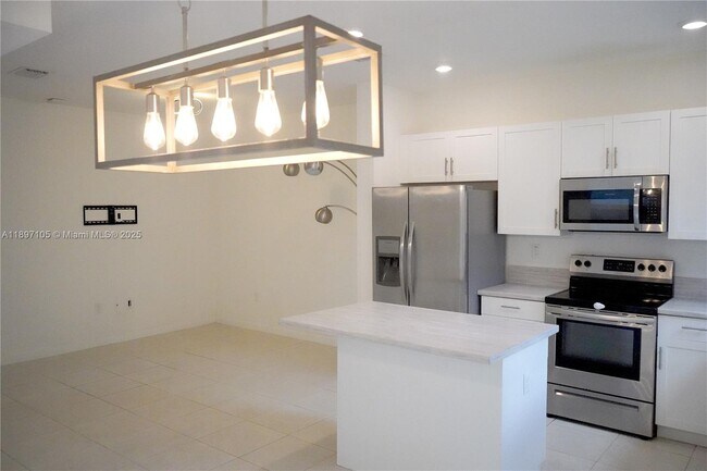 Building Photo - 1450 SE 26th Ter