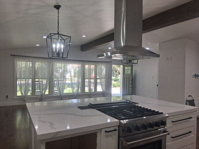 Building Photo - Midtown Charm Meets Modern Luxury