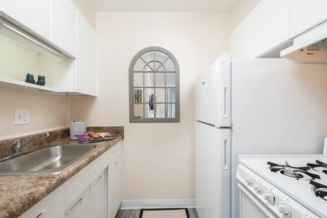 College Manor - 1 Bedroom - Parkside Apartments I