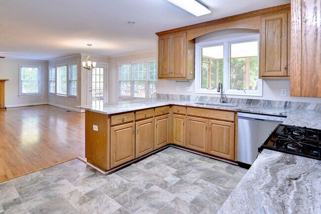 Building Photo - Beautiful Poquoson Home.