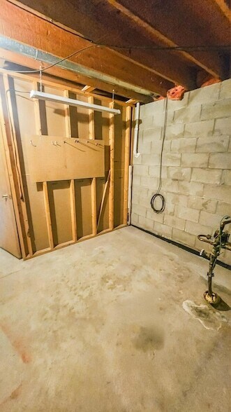 Building Photo - 9 Heights Rd NE