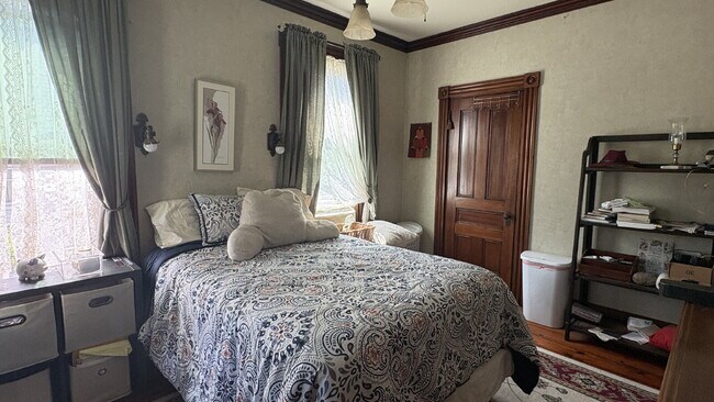 Building Photo - Stunning 4BR Victorian Home with 6 Off-Street Parking Spaces – Flexible Mid- to Long-Term Rental ...