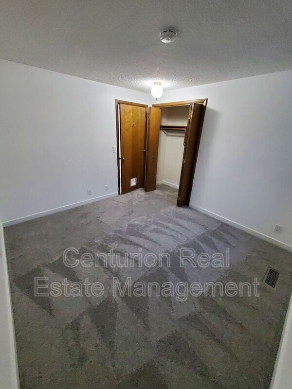 Building Photo - 869 Meadowlawn Dr SE