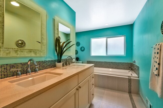 Building Photo - Spacious 3 Bed, 2.75 Bath Seward Park Home!