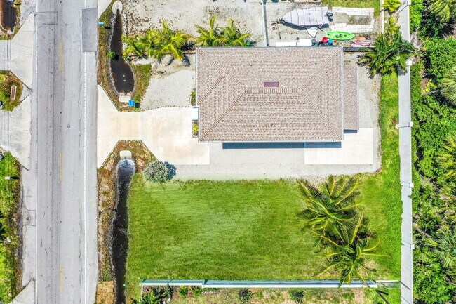 Building Photo - Relaxation & Recreation Await in This Napl...