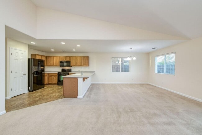 Building Photo - Clean and neat 4 bedroom, 2 bathroom single story in the Fancher Creek area 93727