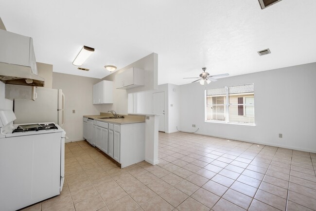 Building Photo - 308 Willowick St