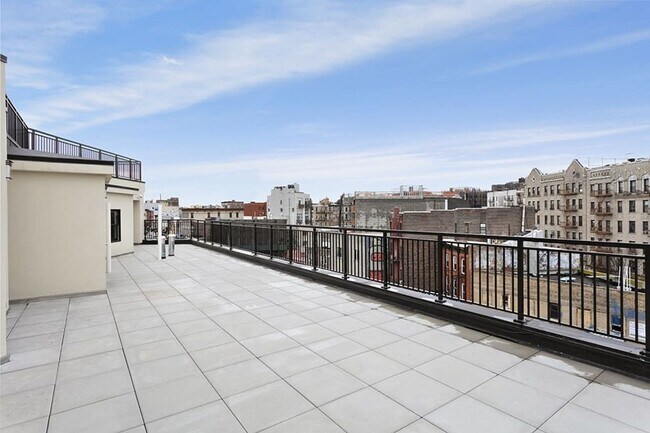 Building Photo - 460 Grand St