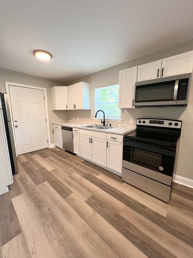 Building Photo - Renovated Home Off Madison Street – Pet Friendly!