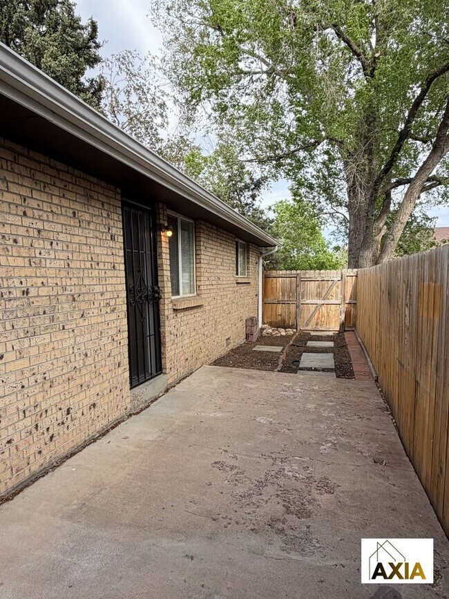 Building Photo - 11004-08