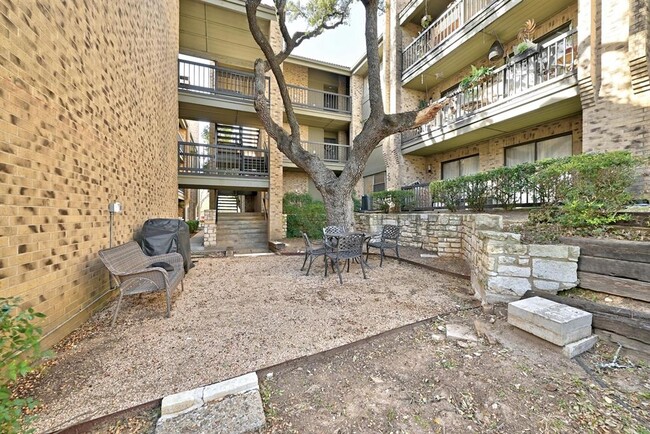 Building Photo - 8888 Tallwood Dr