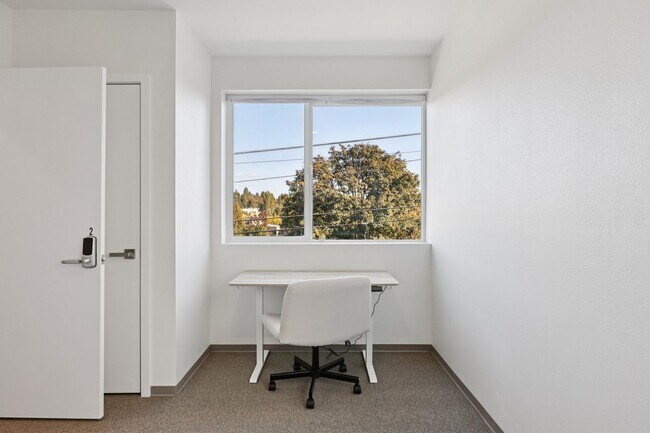 Building Photo - Pre-leasing Fall 2026: Brand-new 6B3B Townhouse near UW $1,050/room.