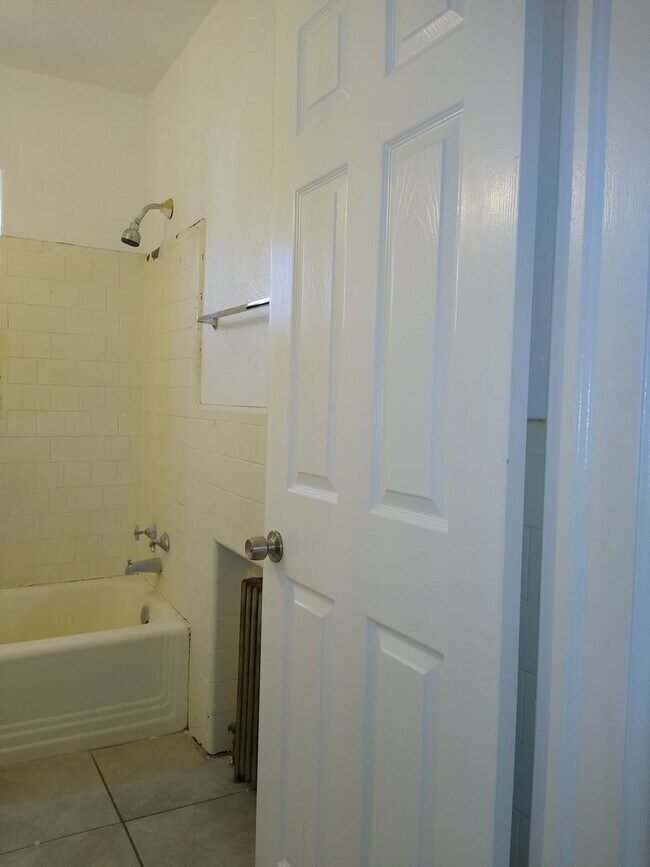 Building Photo - Charming Large 1 Bedroom in the Heart of the City