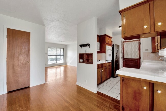 Building Photo - 10402 Hollyglen Dr