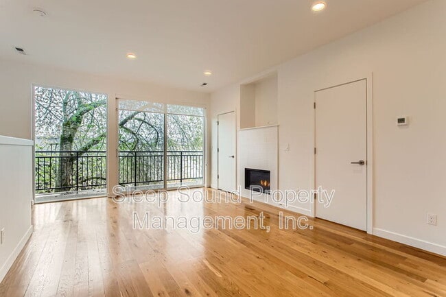 Building Photo - 1030 N Ainsworth St